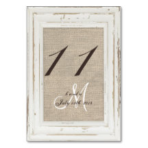 白く素朴なフレームおよびバーラップのテーブル数カード