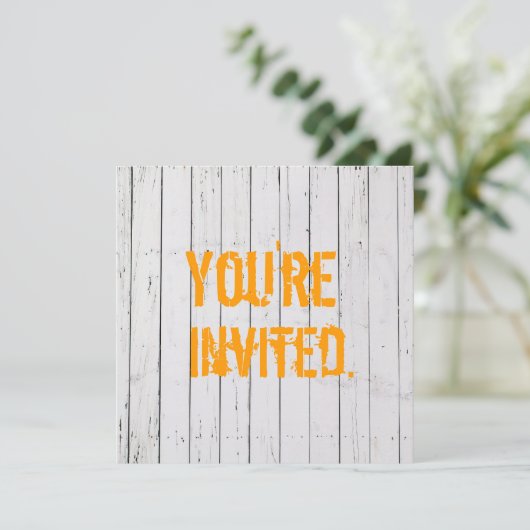 白く色彩の鮮やかな木の壁の結婚式招待状 招待状 (スタンド正面)