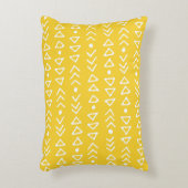 白く黄色い三角形の矢パターン アクセントクッション (正面(垂直))