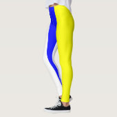 白く黄色および青の縦ストライプの レギンス (左)