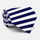 白く、深く青い横のストライプのなタイ ネクタイ (ロール)
