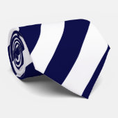 白く、濃紺の斜めストライプのなタイ ネクタイ (ロール)