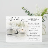 白く、銀製のティーカップのブライダルシャワーの茶 招待状 (スタンド正面)