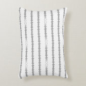 白く、銀製の枕 アクセントクッション (正面(垂直))