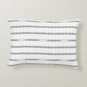 白く、銀製の枕 アクセントクッション (裏面)