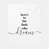 白ここで夢を見る愚か者は黒タイポグラフィ フリースブランケット (正面)