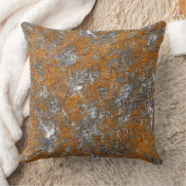 白っぽい灰色のラフの上に金色のオレンジ色で覆われた クッション (ブランケット)