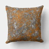 白っぽい灰色のラフの上に金色のオレンジ色で覆われた クッション (裏面)