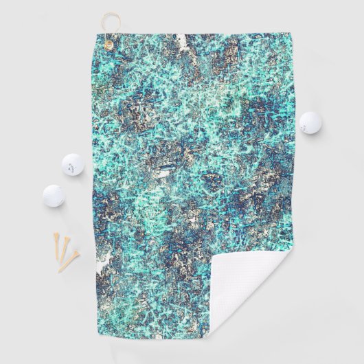 白っぽい灰色のラフの上に金色のオレンジ色で覆われた ゴルフタオル (インサイチュ)