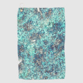 白っぽい灰色のラフの上に金色のオレンジ色で覆われた ゴルフタオル (正面)