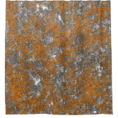 白っぽい灰色のラフの上に金色のオレンジ色で覆われた シャワーカーテン (正面)