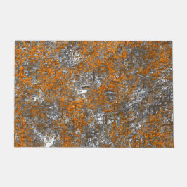 白っぽい灰色のラフの上に金色のオレンジ色で覆われた ドアマット