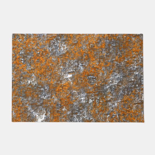 白っぽい灰色のラフの上に金色のオレンジ色で覆われた ドアマット (正面)