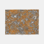 白っぽい灰色のラフの上に金色のオレンジ色で覆われた フリースブランケット (正面(横))