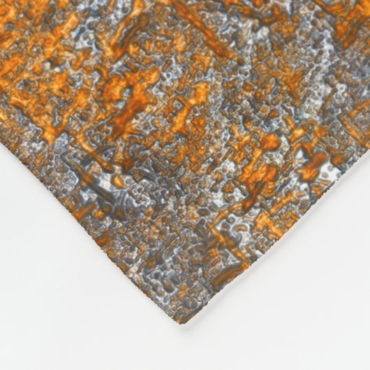 白っぽい灰色のラフの上に金色のオレンジ色で覆われた フリースブランケット (角)