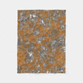 白っぽい灰色のラフの上に金色のオレンジ色で覆われた フリースブランケット (正面)