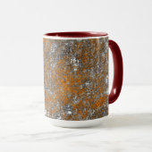 白っぽい灰色の傷の上に斑点が黄色がかったオレンジ マグカップ (正面右)