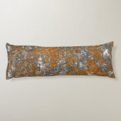 白っぽい灰色の傷の上に斑点のある金色のオレンジ ボディピロー (裏面)