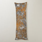 白っぽい灰色の傷の上に斑点のある金色のオレンジ ボディピロー (裏面 (縦))