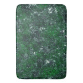 白っぽい灰色の岩または木の幹の上の緑の菌類 バスマット (正面縦)