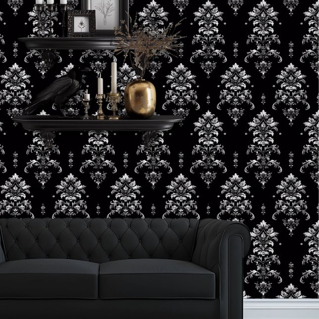 白っぽい細かい黒と銀エレガント色 壁紙 (Whimsigoth Gray Damask on black wallpaper behind a black couch.)