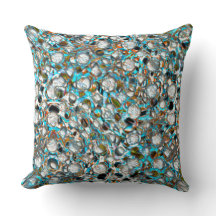 白っぽい質感の上に穴のあいた青みがかった部分