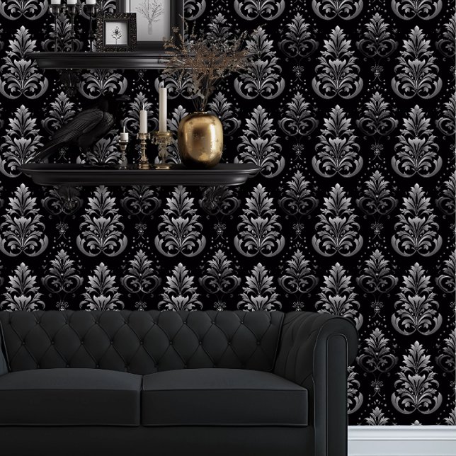 白っぽい黒と銀が入り組んだ 壁紙 (Whimsigoth Gray Damask on black wallpaper behind a black couch.)