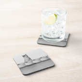 白でペットボールの側で坐り、舐めている猫 コースター (右側)