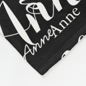 白で印刷された名前オールオーバーの黒 フリースブランケット (角)