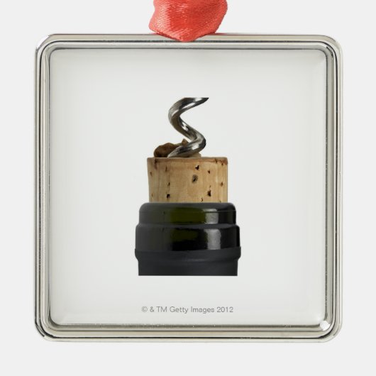 白で撮影されるコルクせん抜きおよびコルク メタルオーナメント (正面)