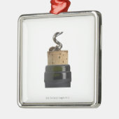 白で撮影されるコルクせん抜きおよびコルク メタルオーナメント (左)