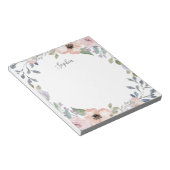 白とかわいらしトレンディーピンクの水色フローラ ノートパッド (アングル)