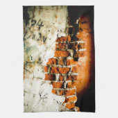 白とオレンジの壊れたレンガ壁 キッチンタオル (縦)