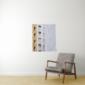 白とオレンジの建物 タペストリー (インサイチュ)