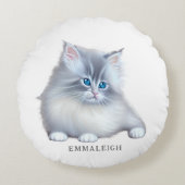 白とグレーのふわふわの毛皮の子猫 ラウンドクッション (正面)