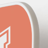 白とサーモンのミニマリストモダンモノグラム ピックルボールラケット (左詳細)