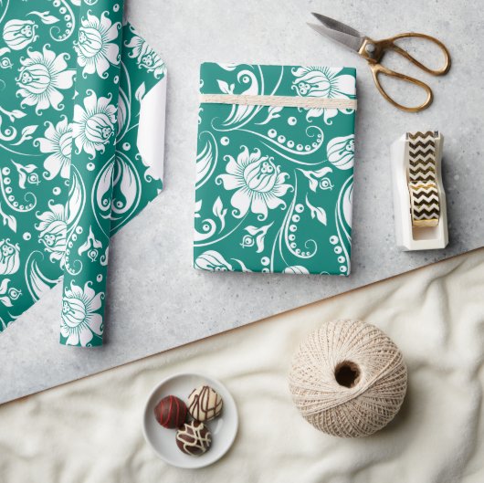 白とターコイズの青のフローラダマスクパターン ラッピングペーパー (クラフト)