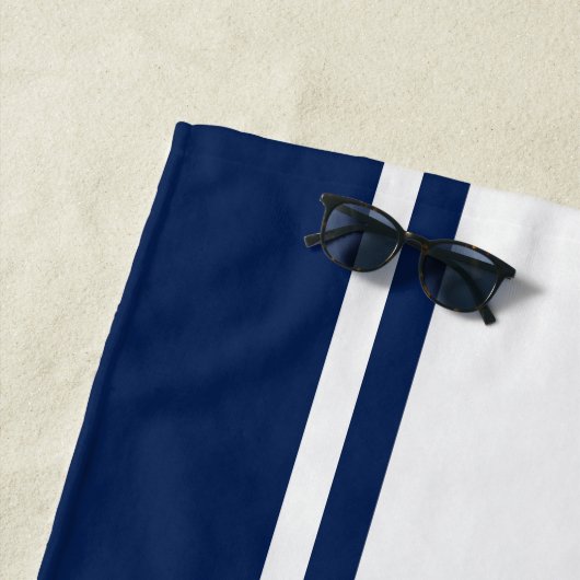 白とネイビーブルースポーツストライプの名前と番号 ビーチタオル (インサイチュ)