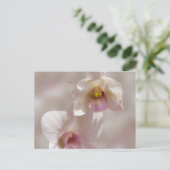 白とピンクのオーキッドの花をぼかした背景に ポストカード (スタンド正面)