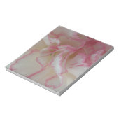 白とピンクのカーネーションのメモ帳 ノートパッド (回転)