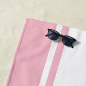 白とピンクのピンクスポーツストライプの名前と番号 ビーチタオル (インサイチュ)