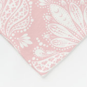 白とピンクのヴィンテージ淡い色のフローラのマスクのパターン フリースブランケット (角)