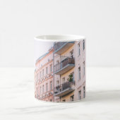 白とピンクの建物 コーヒーマグカップ (中央)