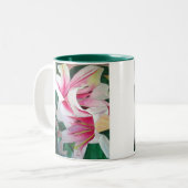 白とピンクの日蓮の水色のアートフラワー ツートーンマグカップ (正面左)