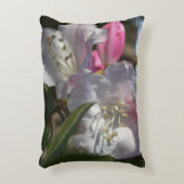 白とピンクの花の枕 アクセントクッション (正面(垂直))
