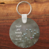 白とピンクの花弁キーチェーン キーホルダー (正面)