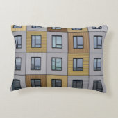 白とベージュの建物ウィンドウ アクセントクッション (裏面)