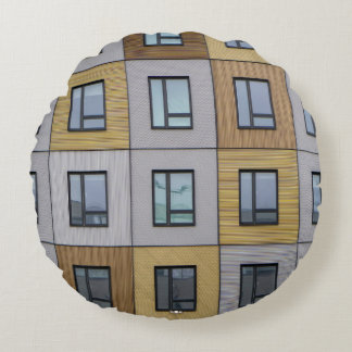 白とベージュの建物ウィンドウ ラウンドクッション