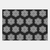 白とモダン黒のクリスマスの雪の結晶ギフト ラッピングペーパーシート (正面2)