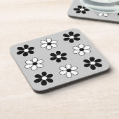 白とモダン黒の花をライトシルバーグレー コースター (左側)